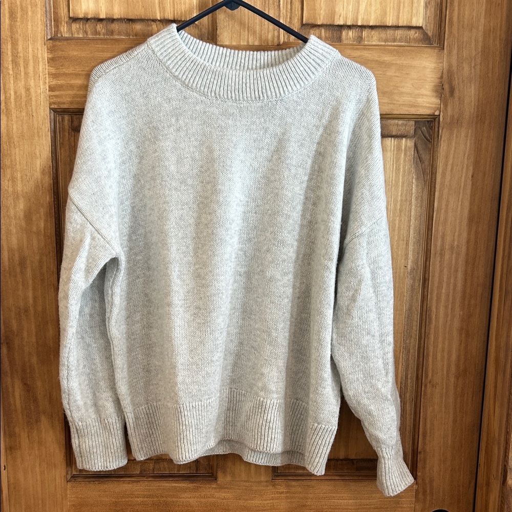 Women’s woolen crew pullover sweater M